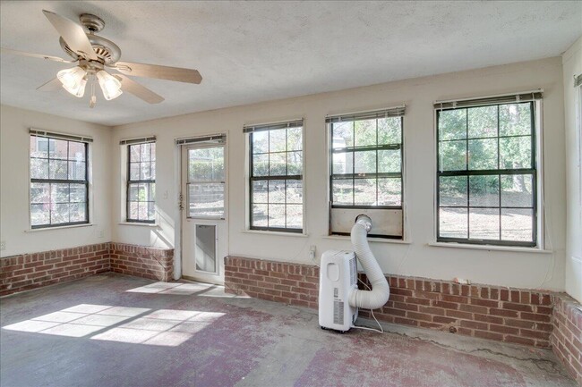Building Photo - 2301 Mura Dr