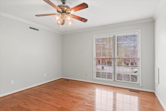 Building Photo - Stunning 3 bed 2.5 bath home in Cove Creek subdivision!