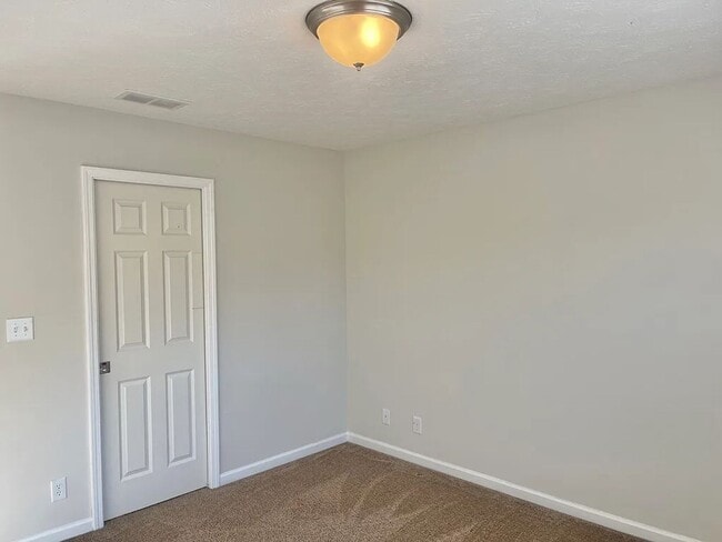 Building Photo - Large Kokomo Home!