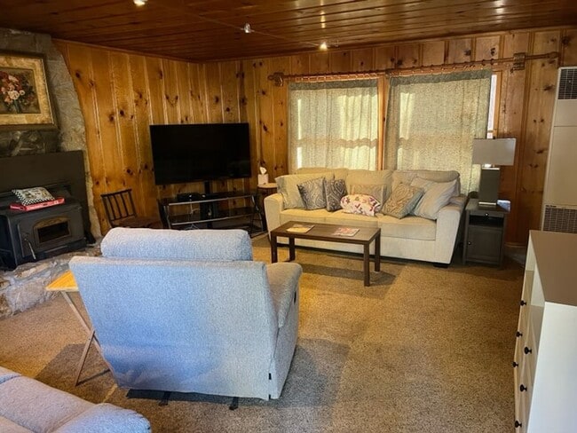 Building Photo - Seasonal Furnished rental sleeps 4