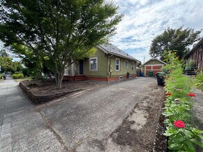 Building Photo - 3 Bedroom Home in Sellwood/Moreland.- Grea...