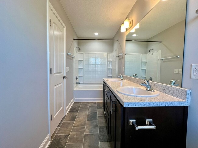 Building Photo - AVAILABLE EARLY APRIL 2026! (Pet Friendly)