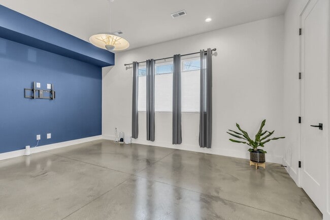 Building Photo - 715 32nd Ave N