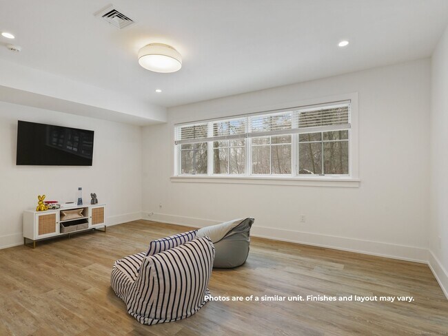 Building Photo - 14 White Barns Ln