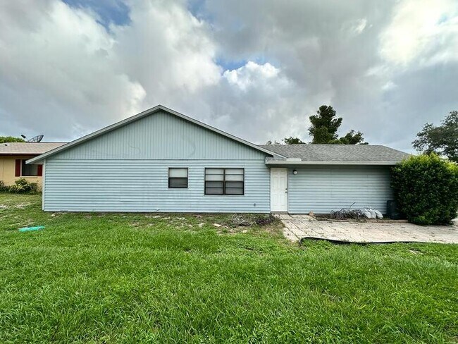 Building Photo - 1159 E Rohe St