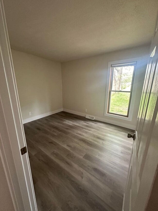 Building Photo - 2 Bedroom Lower Duplex