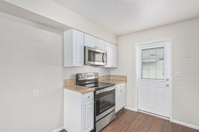 Building Photo - Renovated 2 bed | 1 bath - Central Tempe Location!
