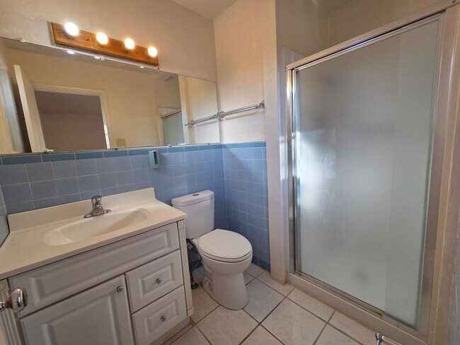 Building Photo - Spacious 3/4 bedroom, 2 bath home beautifu...