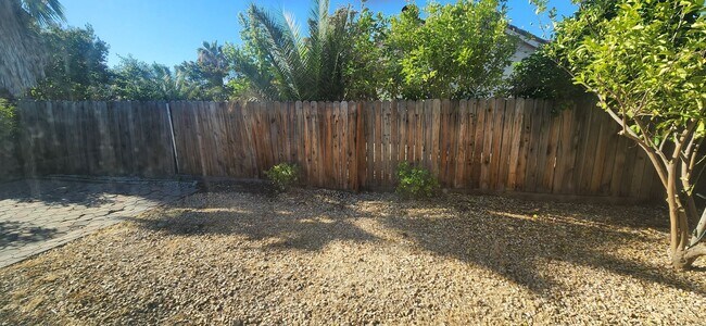 Building Photo - 4 Bedroom 2 Bathroom Home in Elk Grove