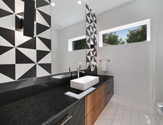 Building Photo - 9753 Mixon Dr