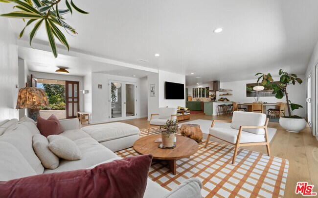 Building Photo - 6202 Frondosa Dr