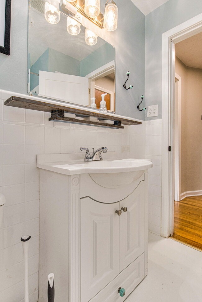 Building Photo - Beautiful East Hill home located in one of...