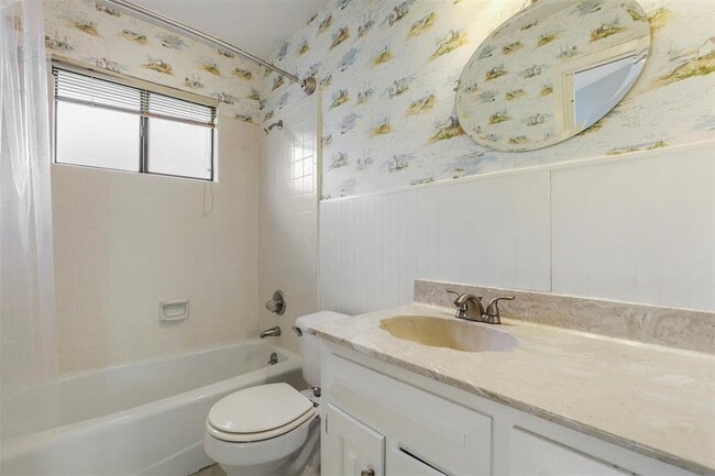 Building Photo - 208 Crescent Bluff