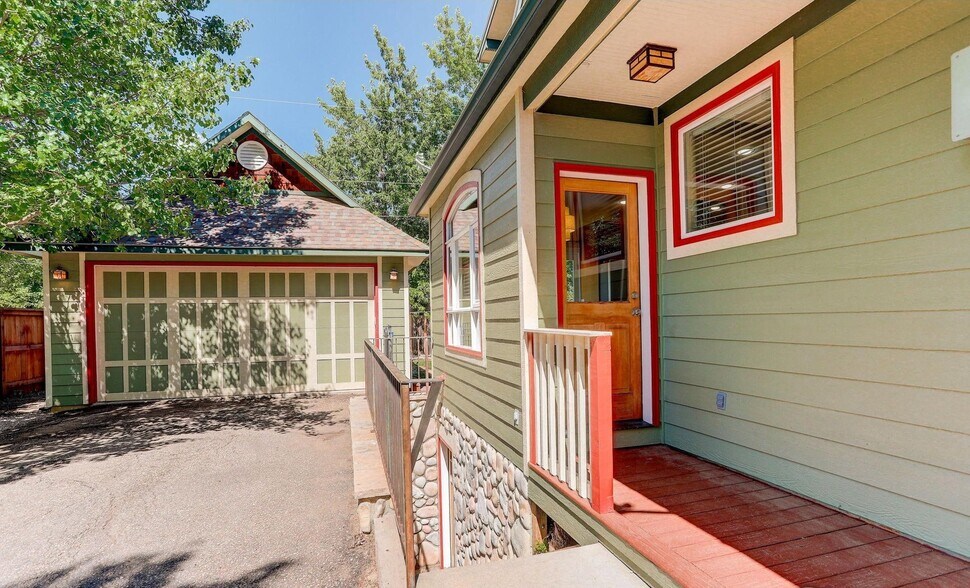 Private entrance (stairs) - 1509 Pratt St