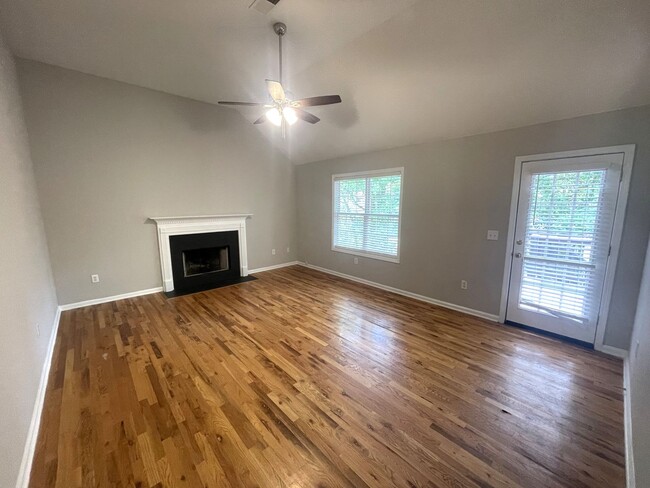 Building Photo - Renovated 3br House in East Athens