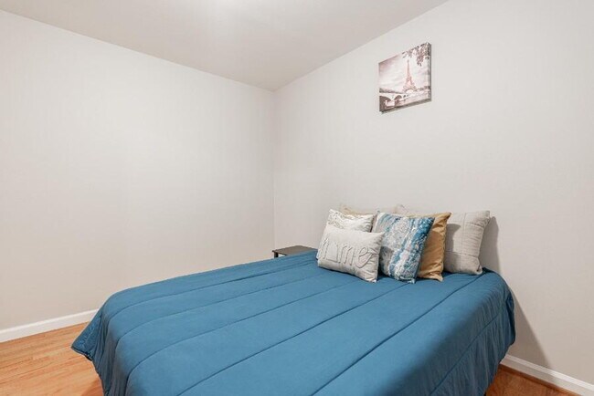 Building Photo - THE KNOLLVIEW | Spacious updated home just a 5-minute walk to bus 186, offering convenient and co...