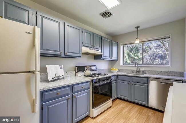 Building Photo - Private and Spacious Condo in Bethesda!