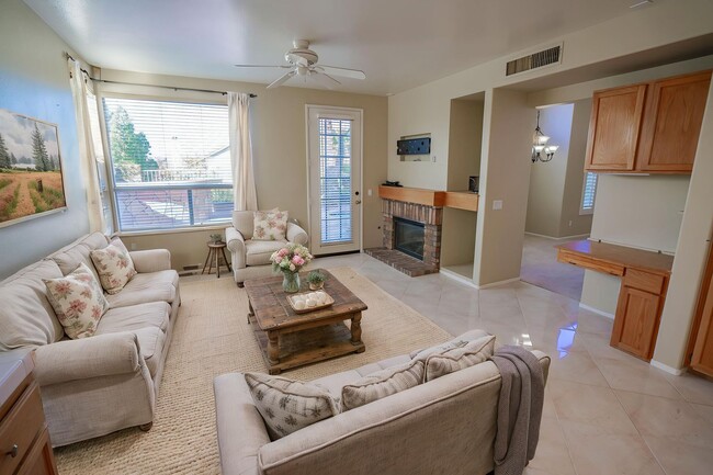 Building Photo - Northbridge 4 Bedroom Home in Valencia!