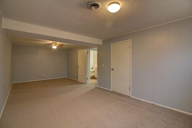 Building Photo - Charming 4 Bedroom Home!
