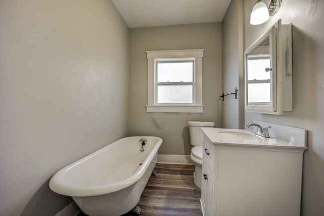 Building Photo - Freshly Updated 3 Bedroom Home