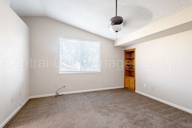Building Photo - 3 Bedroom/2.5 Bath Home in Silver Creek - $2295 Per Month!