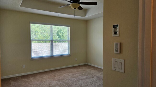 Building Photo - Spacious Randal Park Townhome