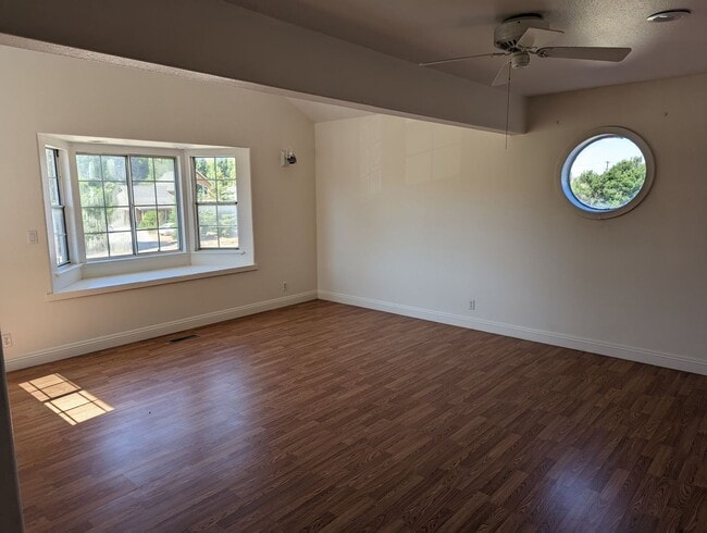 Building Photo - Very large 5 Bedroom