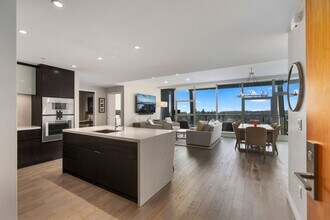 Building Photo - 2bd/2ba Bellevue Condo