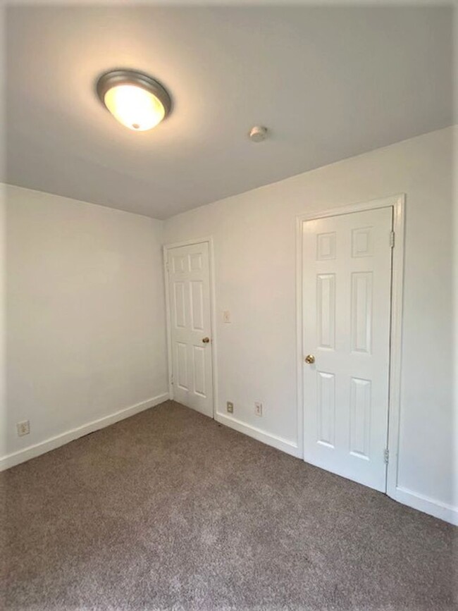 Building Photo - West Charlotte.  Renovated 2 Bedroom!