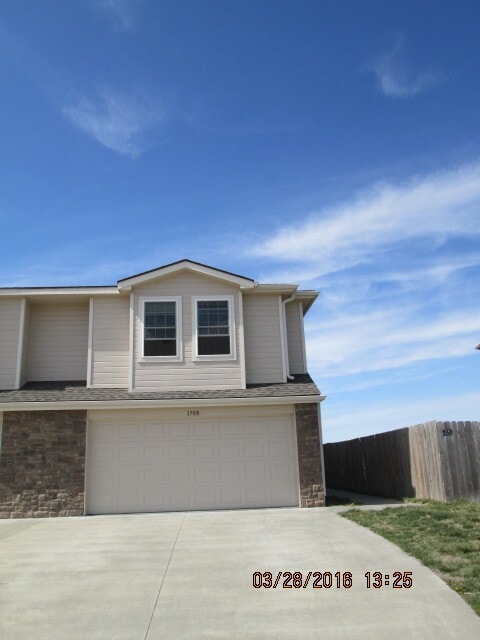Primary Photo - Beautiful Townhome Plenty of Space