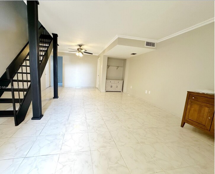 Building Photo - 9009 NE 4th Avenue Rd