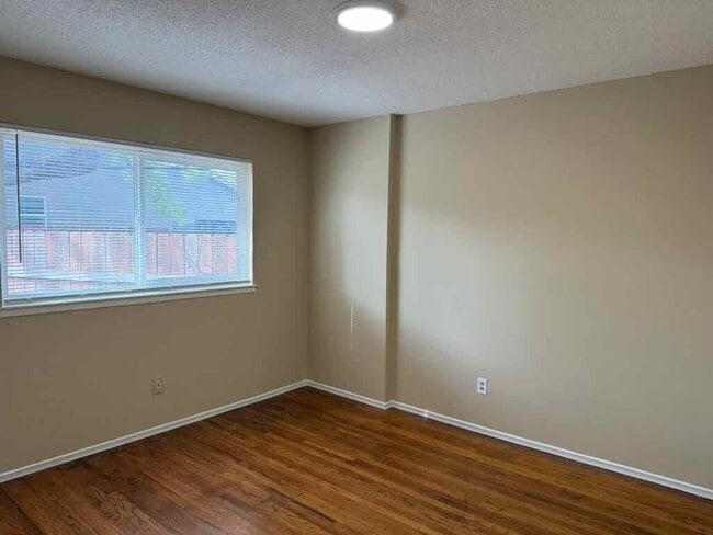 Building Photo - Updated 2 Bed/1 Bath 900 Sq.ft Duplex with...