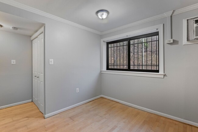 Building Photo - Spacious, Recently Renovated 1 Bedroom!