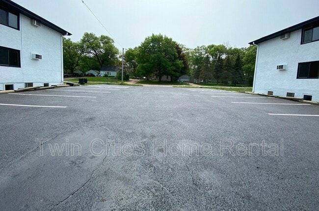 Building Photo - 2081 Hillview Rd