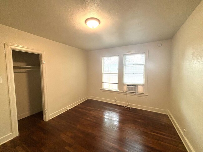 Building Photo - 4 Bedroom in Hyde Park!  Prelease for Augu...