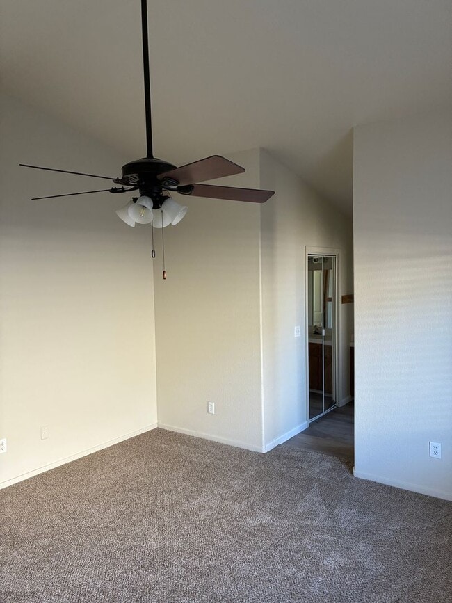 Building Photo - 3 Bedroom 2 Bath Home