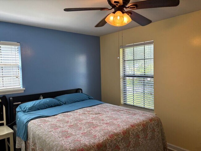 Building Photo - 206 Village Green Cir