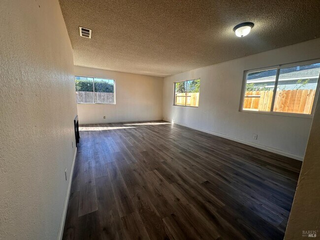 Building Photo - 437 Ellesmere Dr