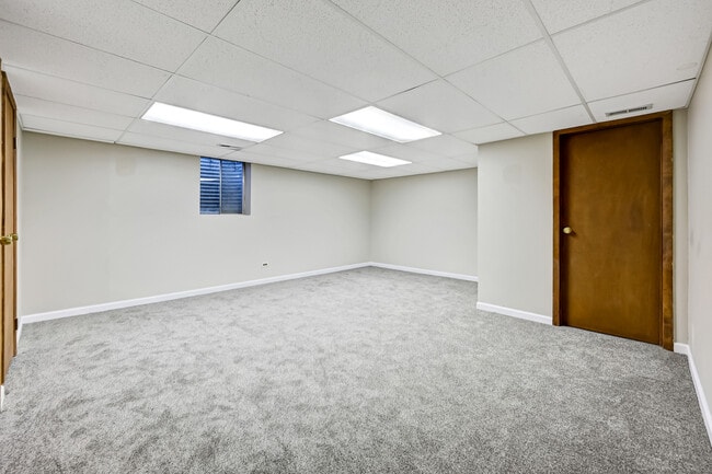 Building Photo - 5631 S Elm St