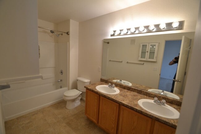 Building Photo - 3 Bed 2.5 Bath Townhome With AC Available ...