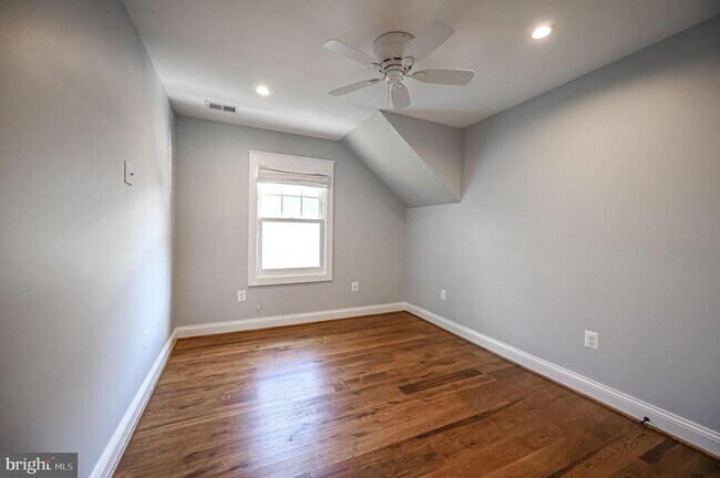 Building Photo - 2314 N Kenmore St