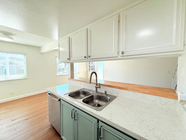 Building Photo - Fantastic Renovated 2 story - 2 bed + 1 ba...