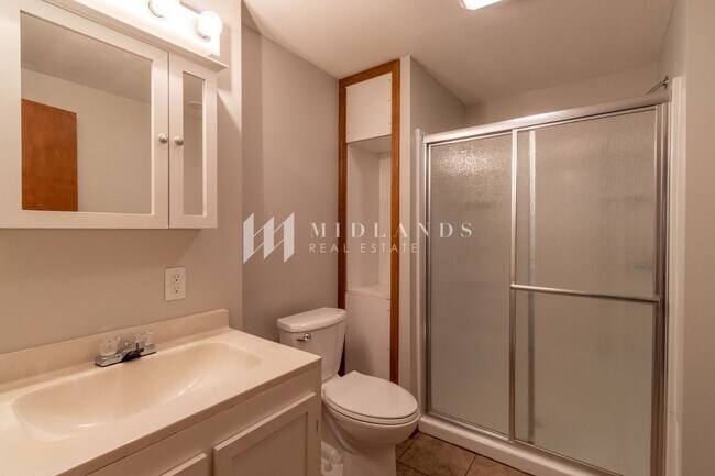 Building Photo - Updated Two Springs Split Entry
