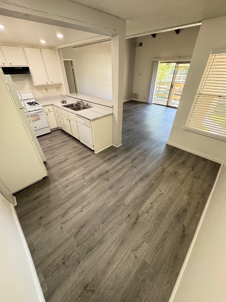 Building Photo - 1133 E Alosta Ave