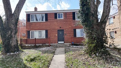 Building Photo - Charming 2-Bed Gem with Hardwood Floors & Large Living Room – Great Value in Cincinnati