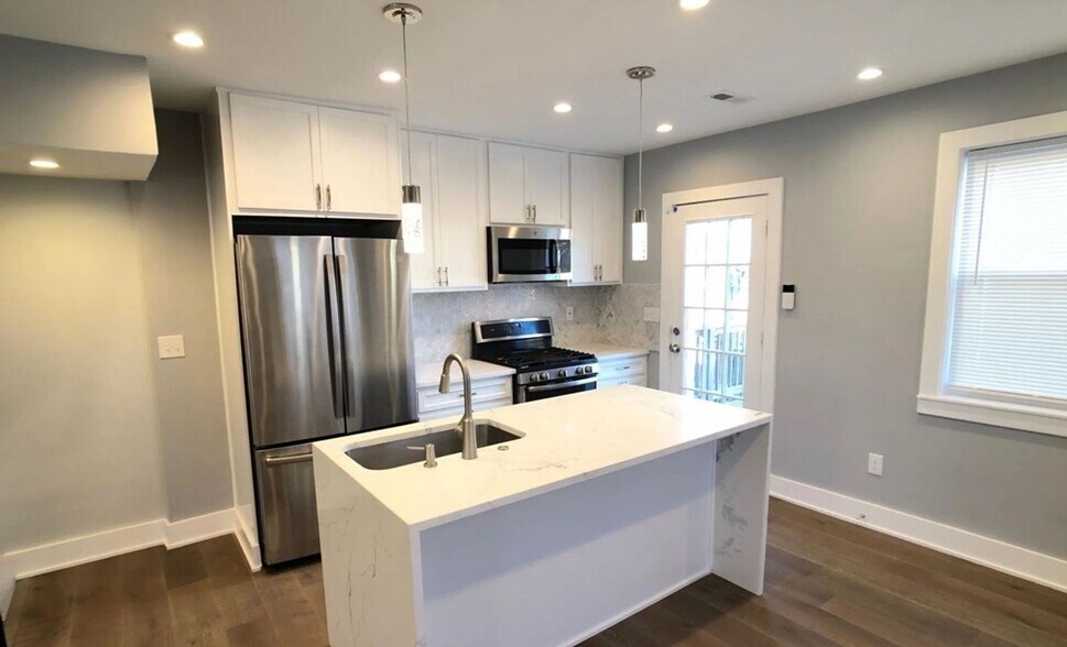 Building Photo - 3984 Blaine St NE