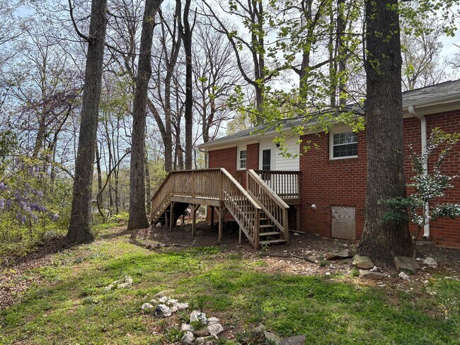 Building Photo - 3 BED, 2 BATH BRICK HOME IN ASHEBORO!