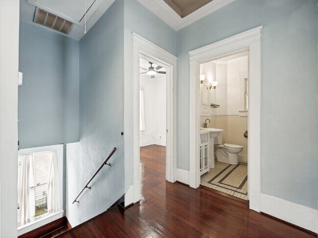 Building Photo - "Charming 4-Bedroom Home with 2 Full Baths in Vibrant Dallas Neighborhood!"