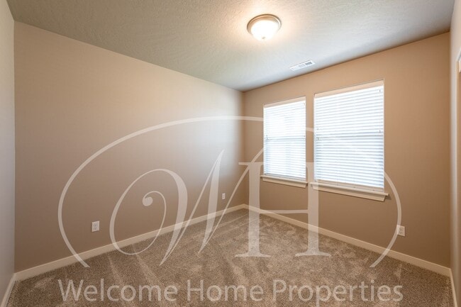 Building Photo - Brand NEW Home!  Overlooking the Golf Course!