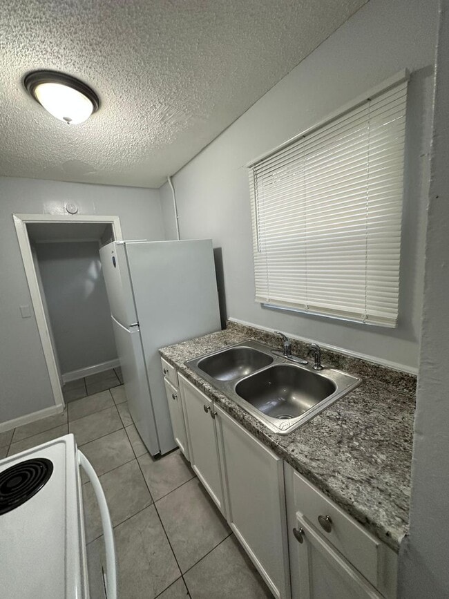 Building Photo - Fully Renovated 3/1 Single Family Ready for Move In!!!